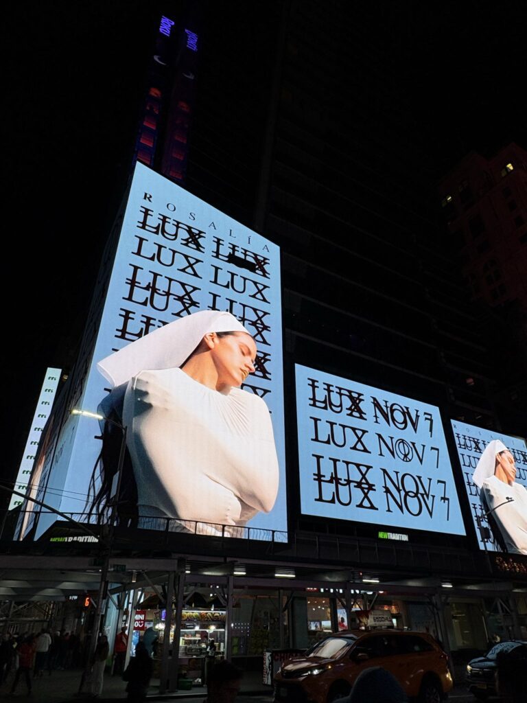 Rosalía durante la presentación de LUX en Los40 Music Awards 2025.