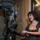 Belinda caracterizada como Alien conversa con Victoria Justice